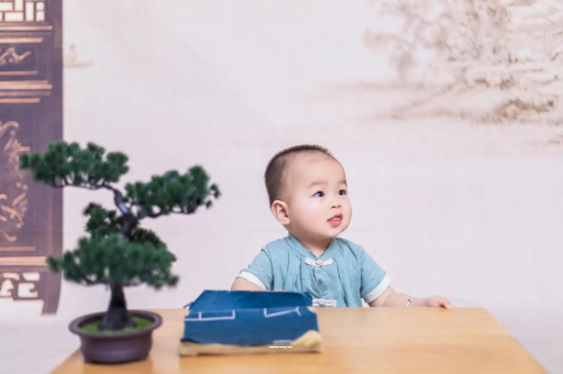 凉山怀孕肚子中间凹两边凸